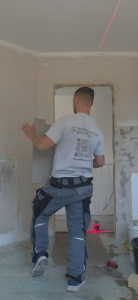 Fliegenlegermeister Florian Bücker bei der Arbeit